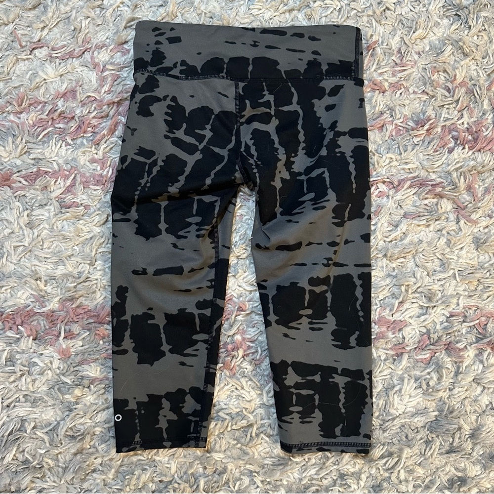 Alo yoga patterned cropped leggings XS - Picture 2 of 3